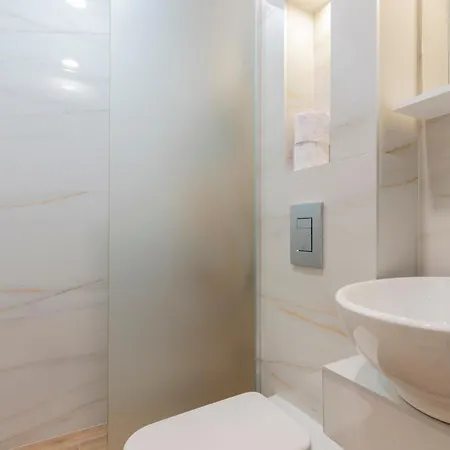 Apartment Urban Five #2 - Stylish One-bedroom With Kitchen & Parking *