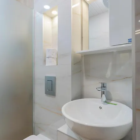 Urban Five #2 - Stylish One-bedroom With Kitchen & Parking Lejlighed *
