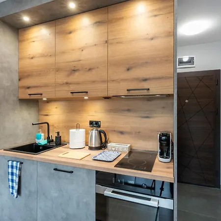 Urban Five #2 - Stylish One-bedroom With Kitchen & Parking Апартаменты