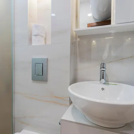 Urban Five #2 - Stylish One-bedroom With Kitchen & Parking Apartment