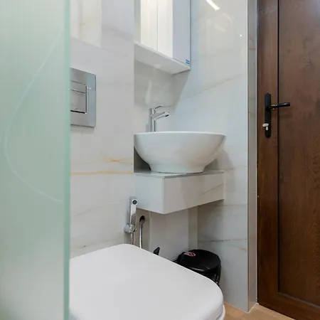 Urban Five #2 - Stylish One-bedroom With Kitchen & Parking Lejlighed