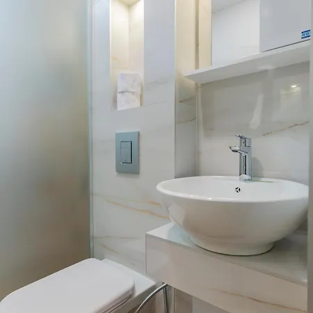 Urban Five #2 - Stylish One-bedroom With Kitchen & Parking Lejlighed
