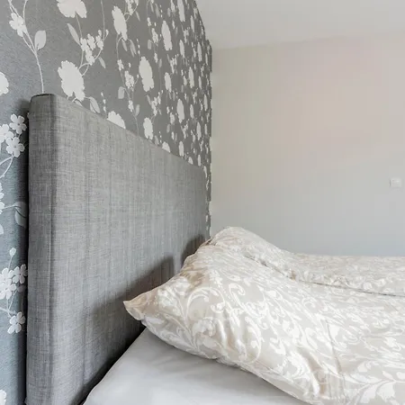 Urban Five #2 - Stylish One-bedroom With Kitchen & Parking Apartment