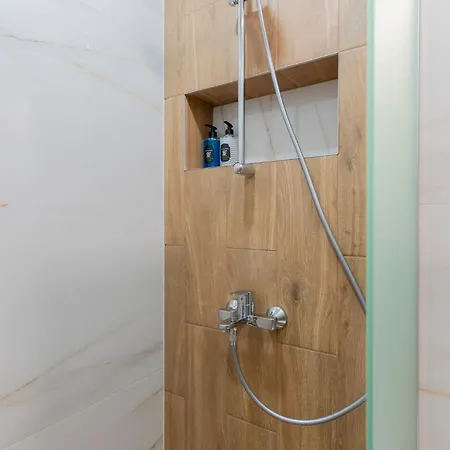 Urban Five #2 - Stylish One-bedroom With Kitchen & Parking Lejlighed