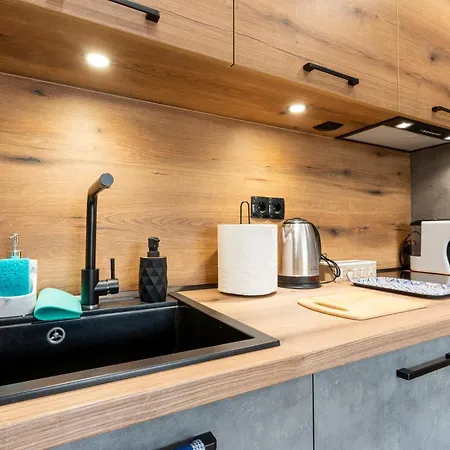 Urban Five #2 - Stylish One-bedroom With Kitchen & Parking *