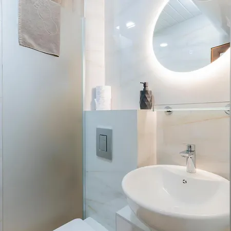 Lejlighed Urban Five #2 - Stylish One-bedroom With Kitchen & Parking