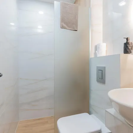 Apartment Urban Five #2 - Stylish One-bedroom With Kitchen & Parking *