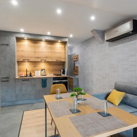 Urban Five #2 - Stylish One-bedroom With Kitchen & Parking