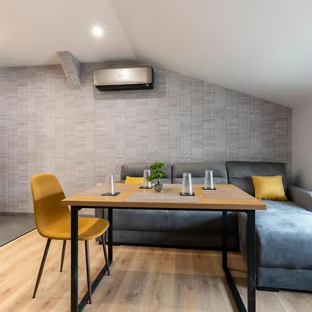 Urban Five #2 - Stylish One-bedroom With Kitchen & Parking Apartment