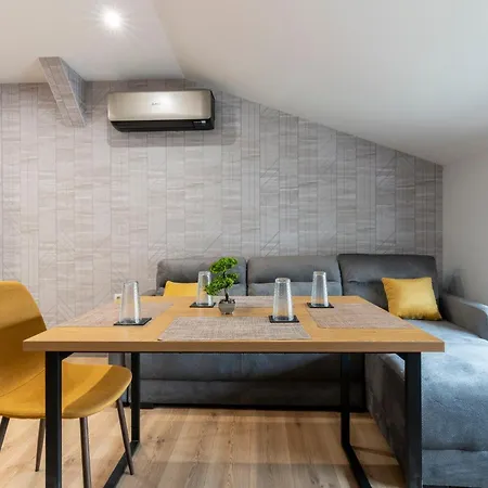 Apartment Urban Five #2 - Stylish One-bedroom With Kitchen & Parking *