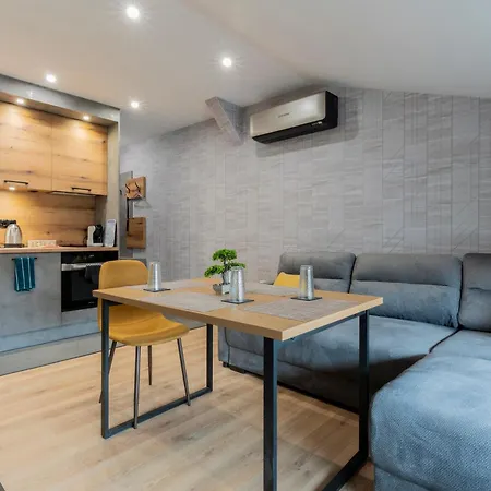 Urban Five #2 - Stylish One-bedroom With Kitchen & Parking *