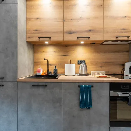 Apartment Urban Five #2 - Stylish One-bedroom With Kitchen & Parking *