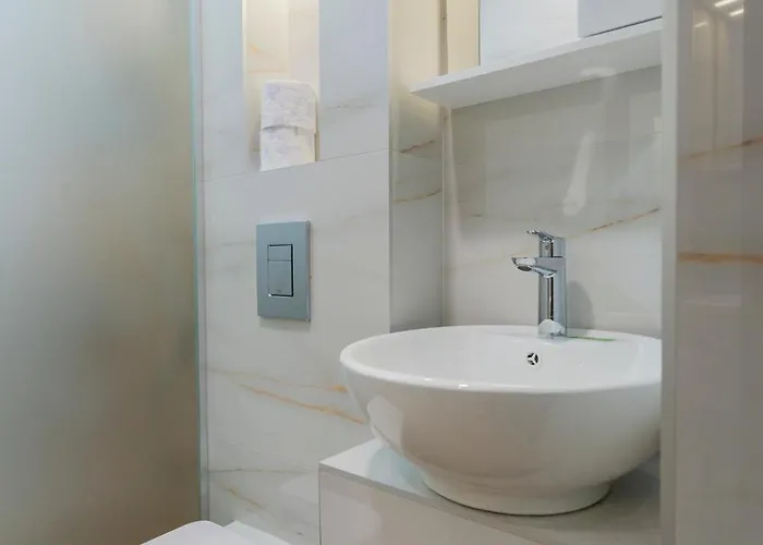 Apartment Urban Five #2 - Stylish One-bedroom With Kitchen & Parking