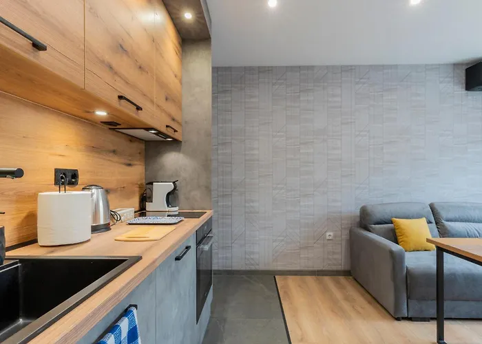 Апартаменты Urban Five #2 - Stylish One-bedroom With Kitchen & Parking *