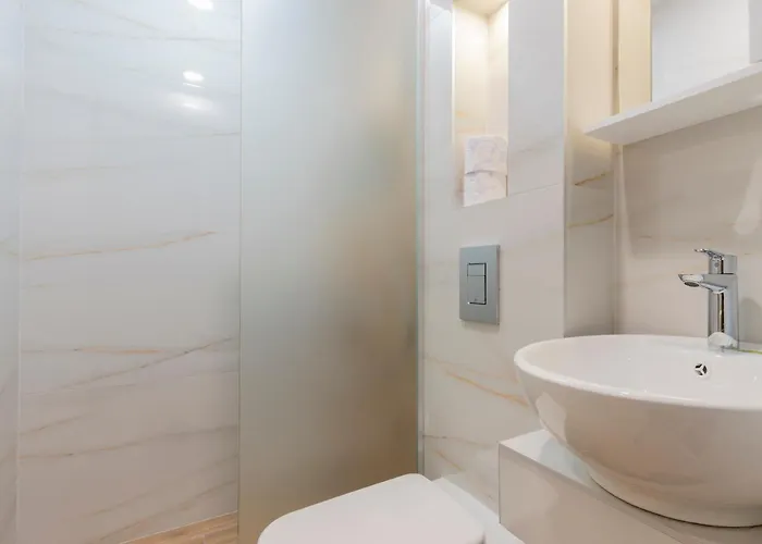 Apartment Urban Five #2 - Stylish One-bedroom With Kitchen & Parking *