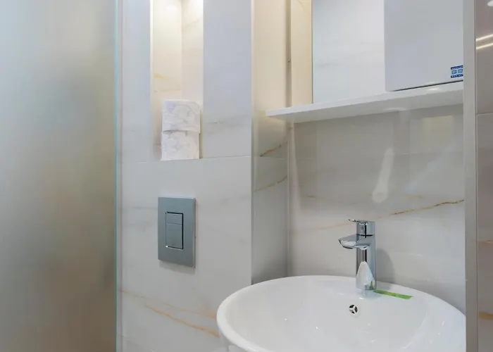 Urban Five #2 - Stylish One-bedroom With Kitchen & Parking Апартаменты *