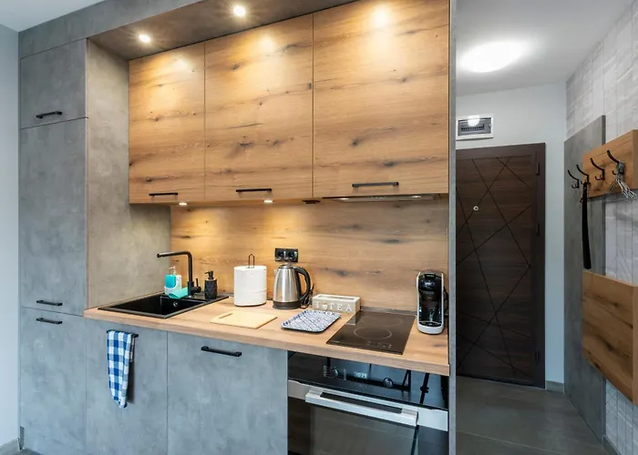 Urban Five #2 - Stylish One-bedroom With Kitchen & Parking Apartment