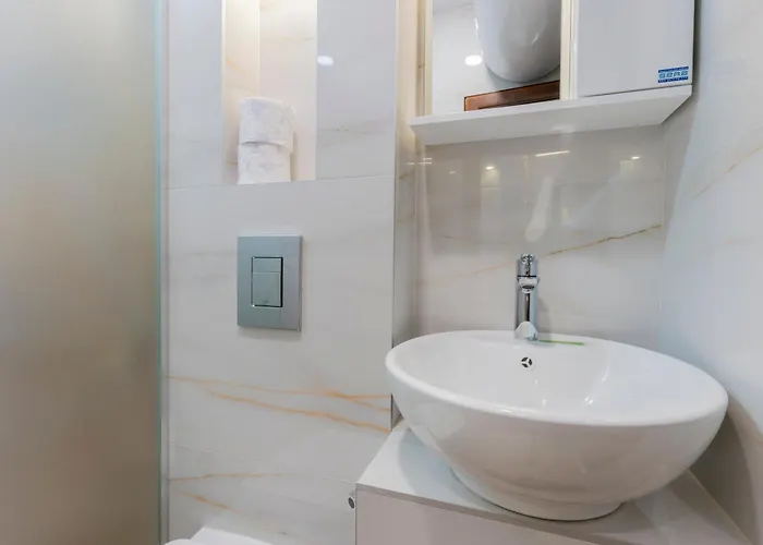 Urban Five #2 - Stylish One-bedroom With Kitchen & Parking Апартаменты