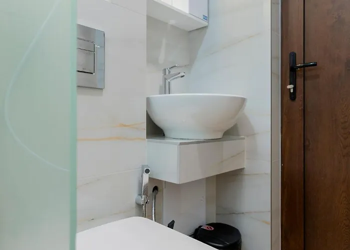 Urban Five #2 - Stylish One-bedroom With Kitchen & Parking Апартаменты