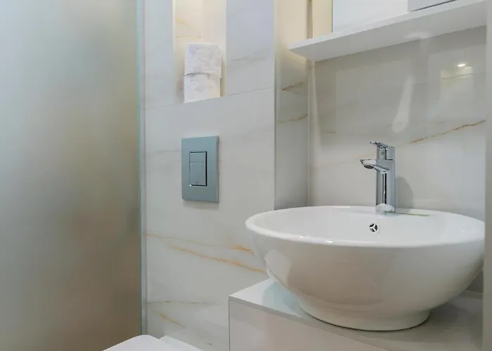 Urban Five #2 - Stylish One-bedroom With Kitchen & Parking Apartment