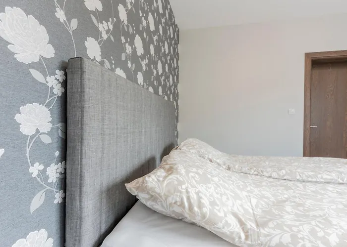 Urban Five #2 - Stylish One-bedroom With Kitchen & Parking Apartment