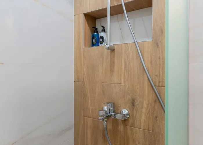 Urban Five #2 - Stylish One-bedroom With Kitchen & Parking Апартаменты