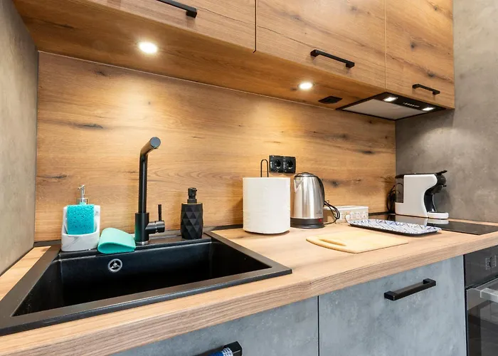 Urban Five #2 - Stylish One-bedroom With Kitchen & Parking *