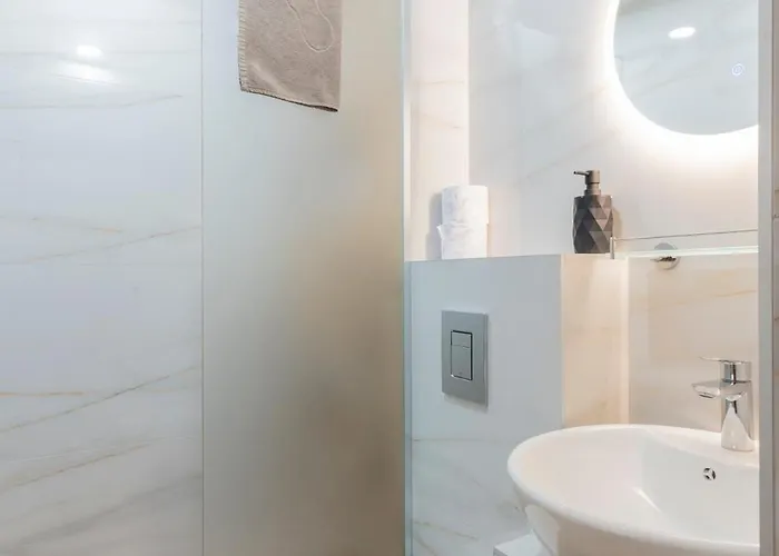 Urban Five #2 - Stylish One-bedroom With Kitchen & Parking *