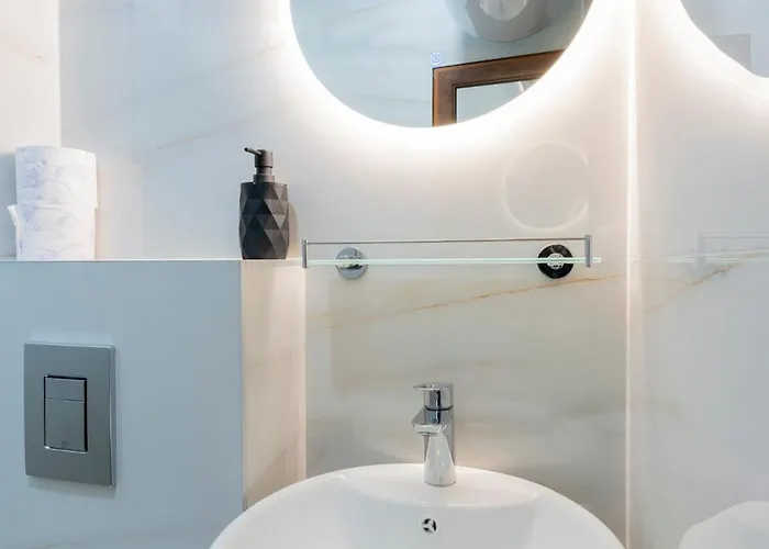 Апартаменты Urban Five #2 - Stylish One-bedroom With Kitchen & Parking *