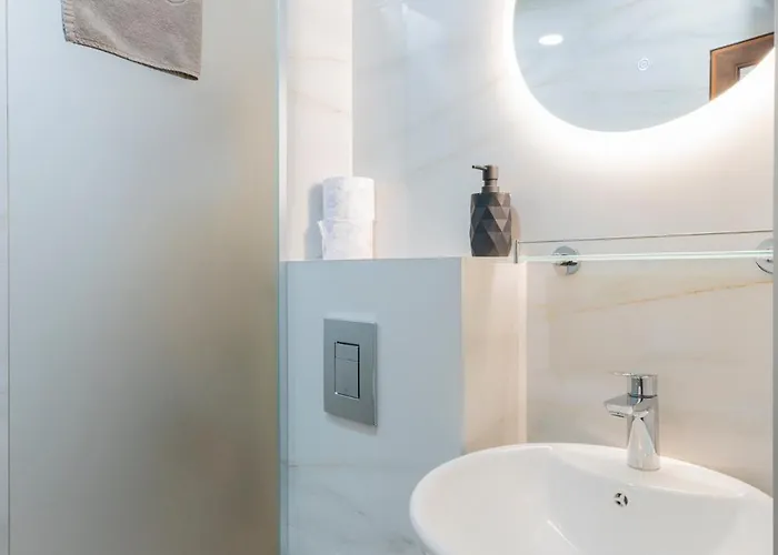 Apartment Urban Five #2 - Stylish One-bedroom With Kitchen & Parking