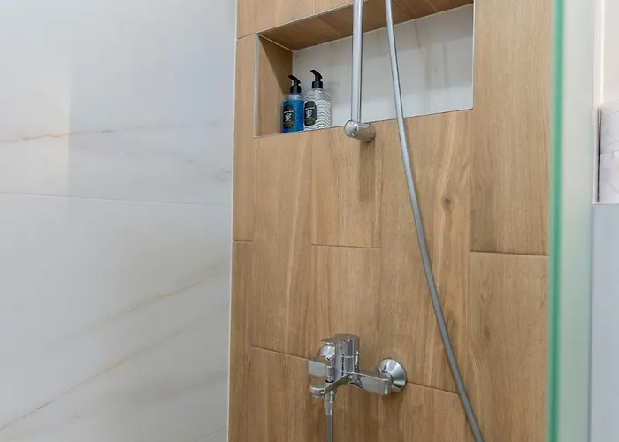 Apartment Urban Five #2 - Stylish One-bedroom With Kitchen & Parking