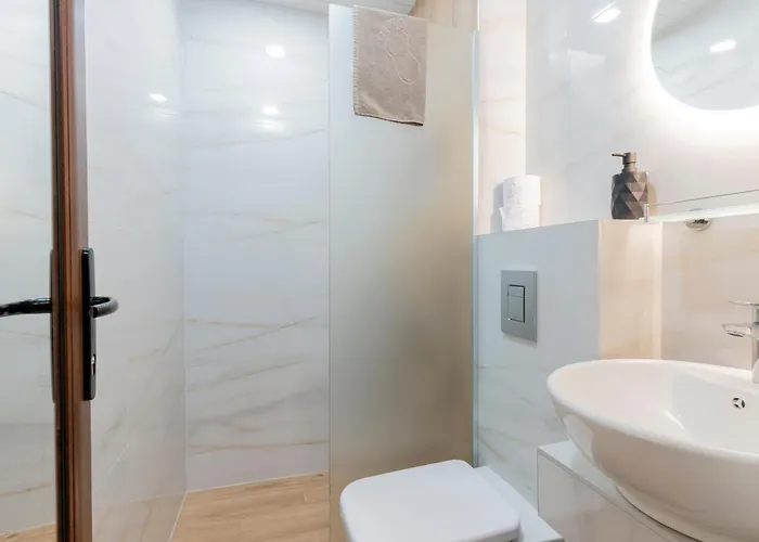 Apartment Urban Five #2 - Stylish One-bedroom With Kitchen & Parking *