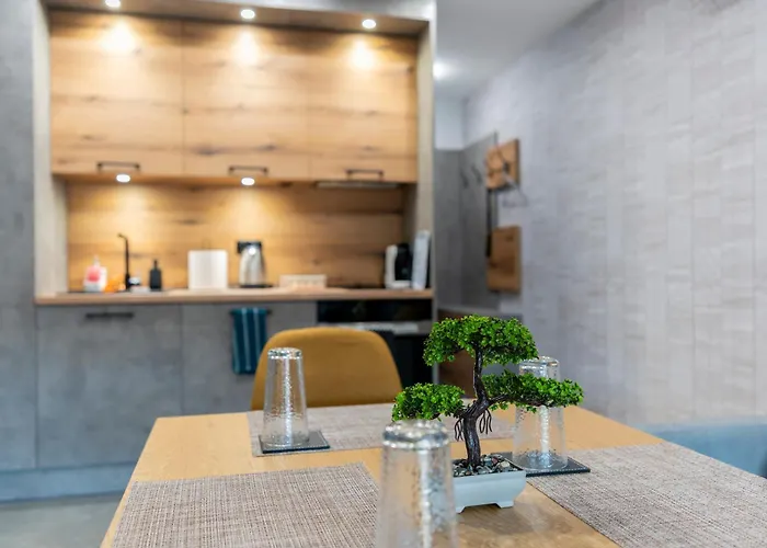 Urban Five #2 - Stylish One-bedroom With Kitchen & Parking