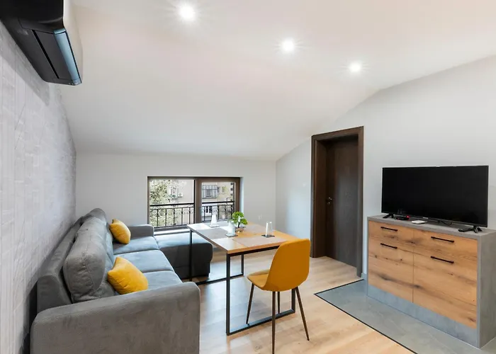 Urban Five #2 - Stylish One-bedroom With Kitchen & Parking *