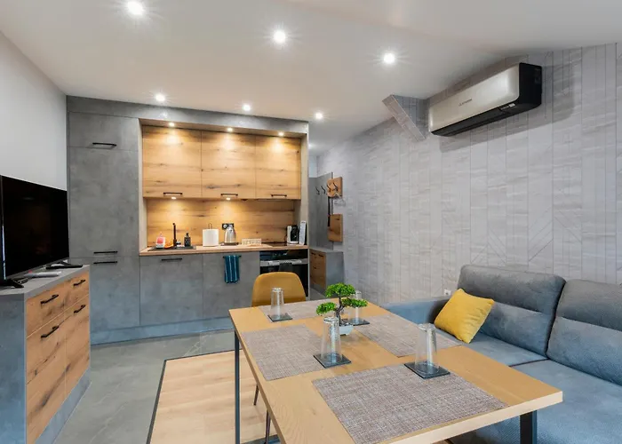 Urban Five #2 - Stylish One-bedroom With Kitchen & Parking