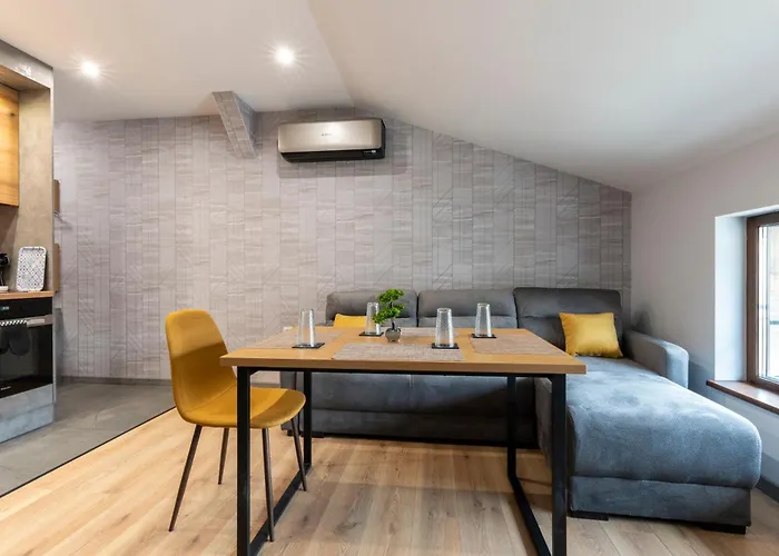 Urban Five #2 - Stylish One-bedroom With Kitchen & Parking Apartment