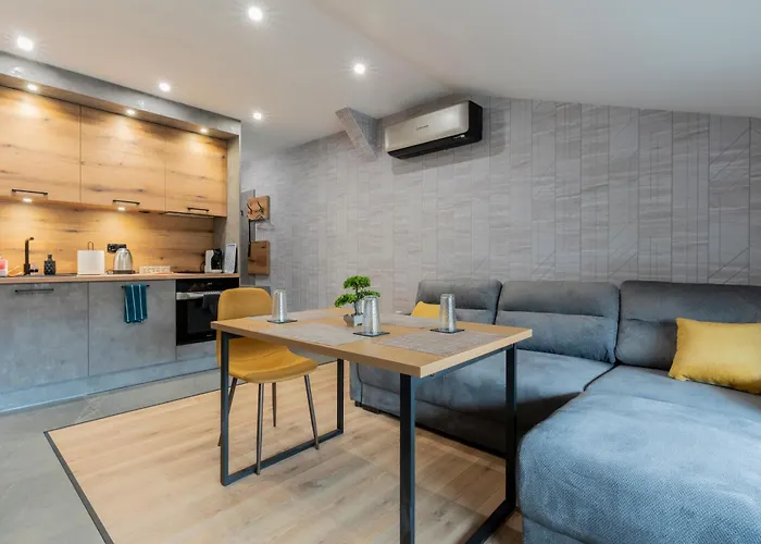 Urban Five #2 - Stylish One-bedroom With Kitchen & Parking *