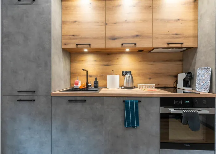 Apartment Urban Five #2 - Stylish One-bedroom With Kitchen & Parking *