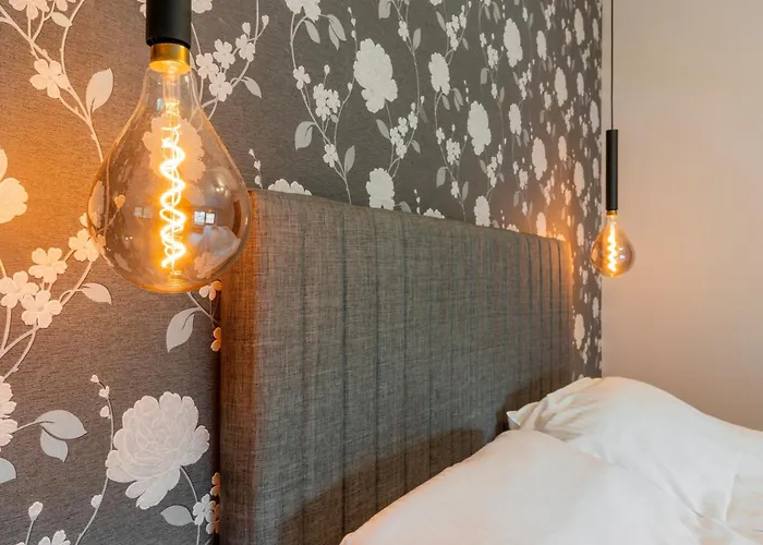 Urban Five #2 - Stylish One-bedroom With Kitchen & Parking