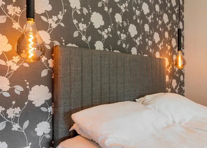 Апартаменты Urban Five #2 - Stylish One-bedroom With Kitchen & Parking