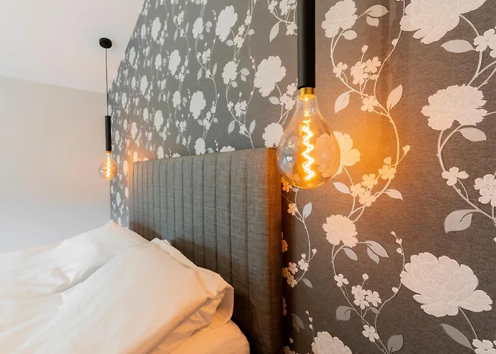 Urban Five #2 - Stylish One-bedroom With Kitchen & Parking